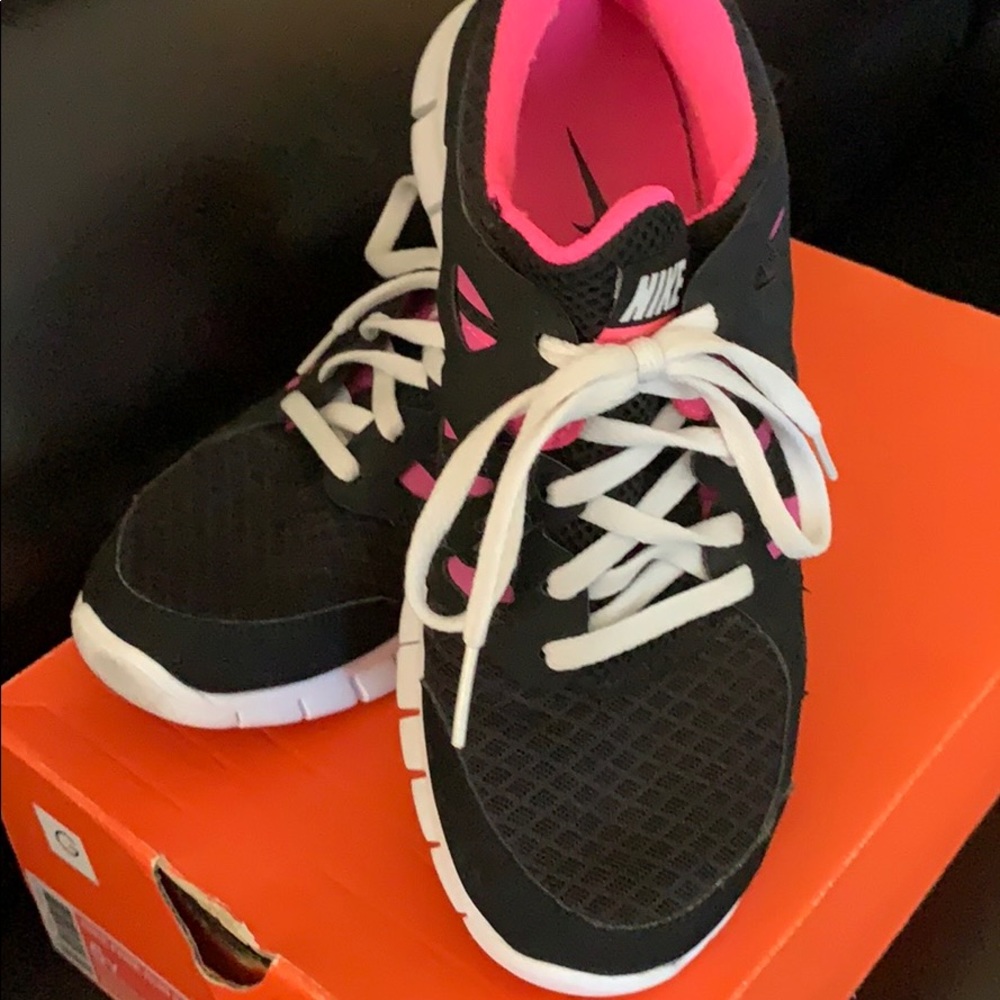 Nike Free Run Girls 5Y 💖🏃‍♀️🖤